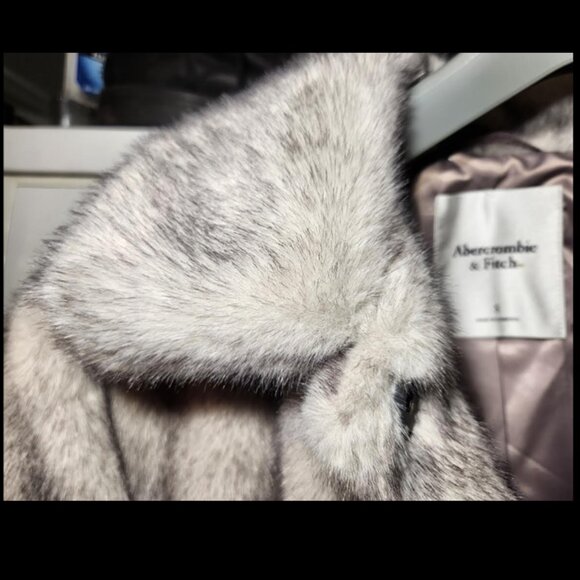 Abercrombie and Fitch - BRAND NEW - Faux Fur - Full Length Coat - Size SM (GREY) - Picture 4 of 7